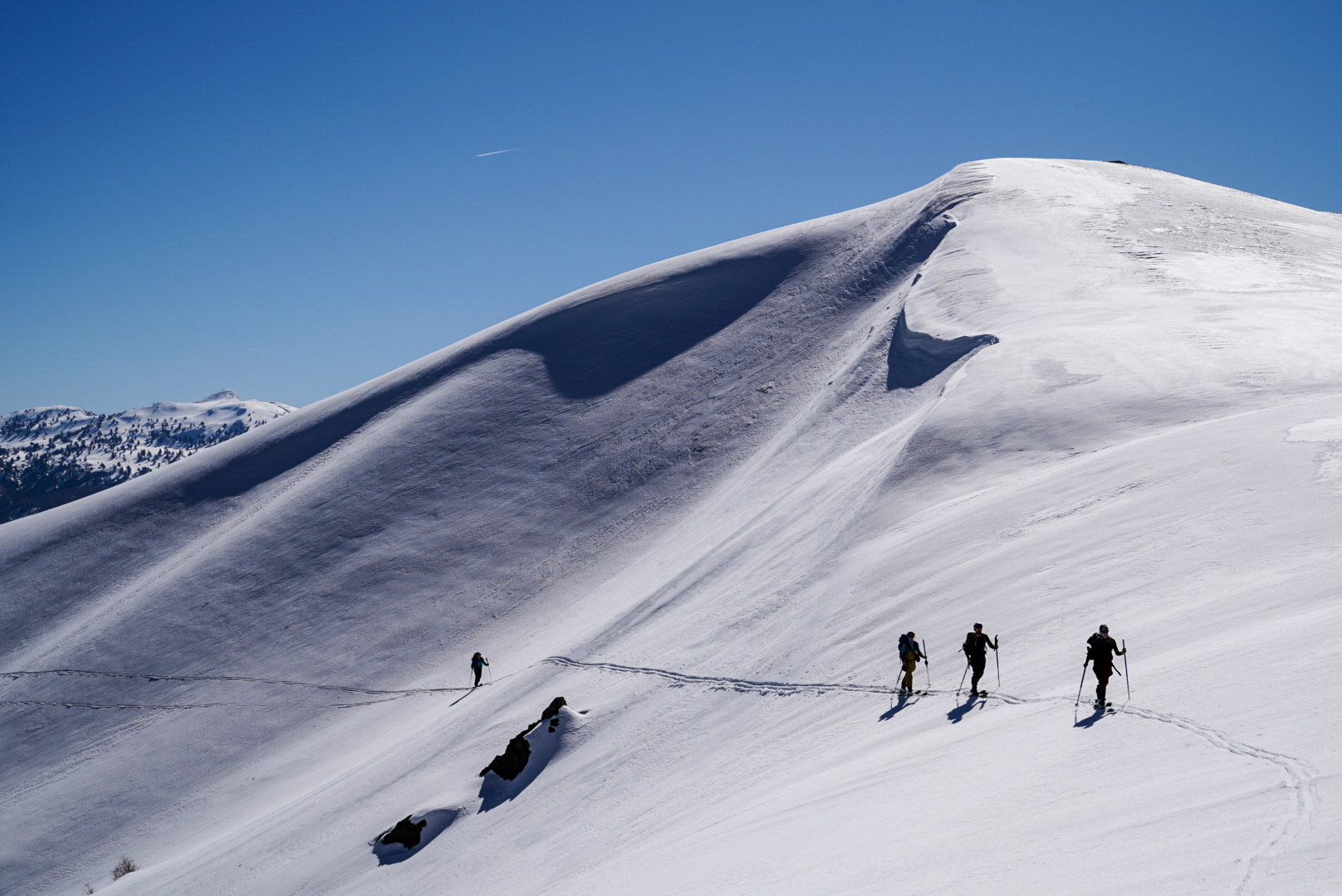 Skieur dans la poudreuse, pinde — vasilitsa et samarina, lors d’une itinérance à ski en Grèce.